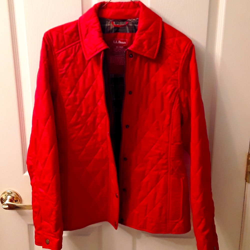 NWOT Quilted jacket, zipper and snap closure, 2 side pockets, adjustable belts